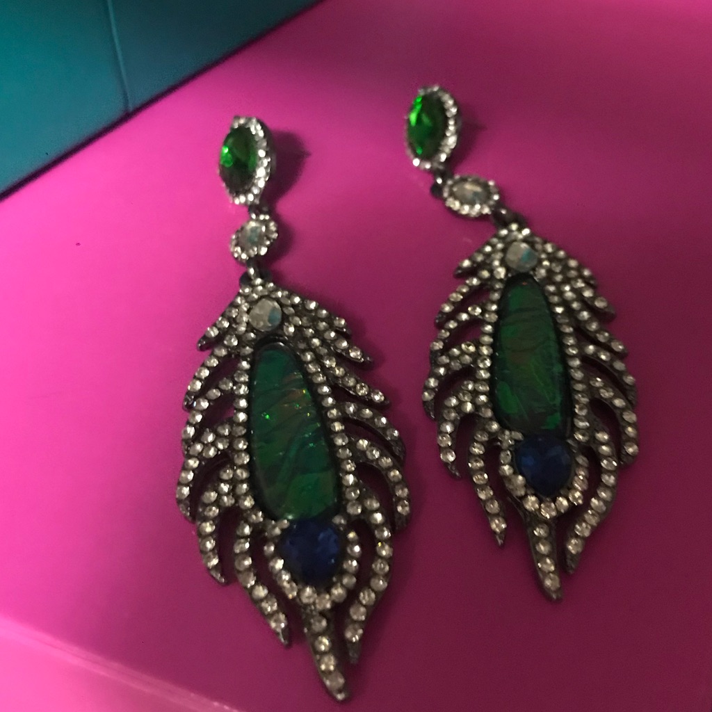 Eye Candy Los Angeles Peacock Feather Earrings 15$